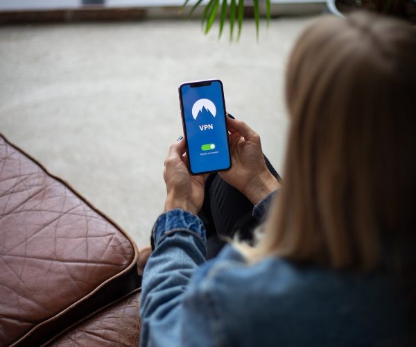 signora con smartphone - PBX Easy